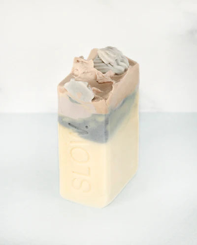 Slow. - Handseife - N°13 - Flower Power Soap mit Zedernholz, Wacholder, Palmarosa und Geranie